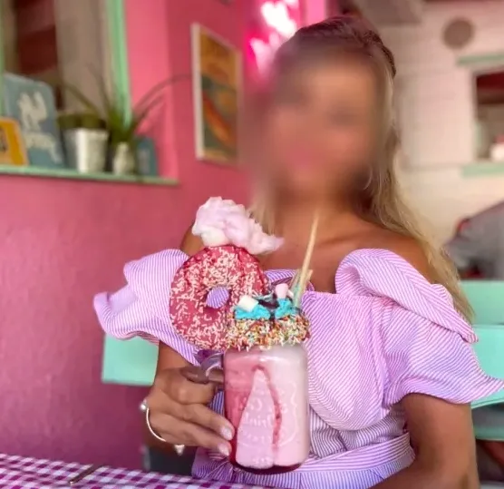 Amira, 35