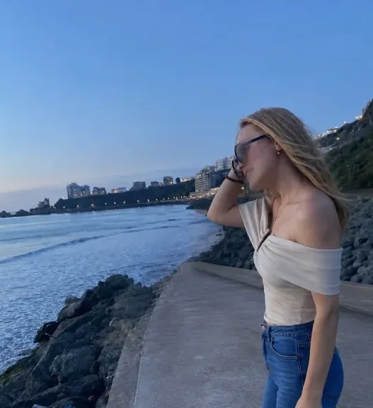 Caitlin, 19