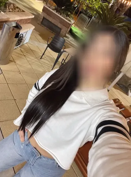 Caitlin, 24
