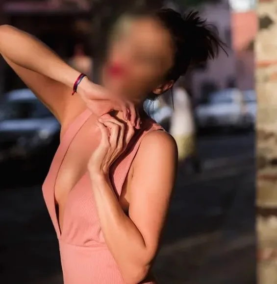Lara, 33