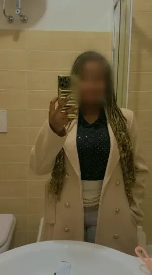 Leyla, 27