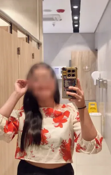Mia, 31