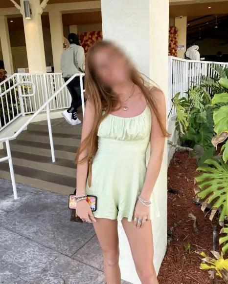 Mia, 19